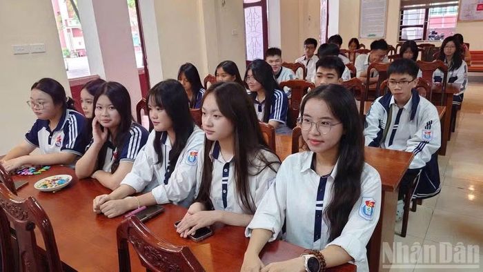 Trường trung học phổ thông Huỳnh Thúc Kháng gặp mặt đội tuyển tham dự Kỳ thi chọn học sinh giỏi cấp tỉnh. (Ảnh: Đ.P)