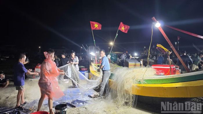 Vào mùa đánh bắt cá bạc má, cá trích..., cuộc sống về đêm của người dân nơi đây rất náo nhiệt.
