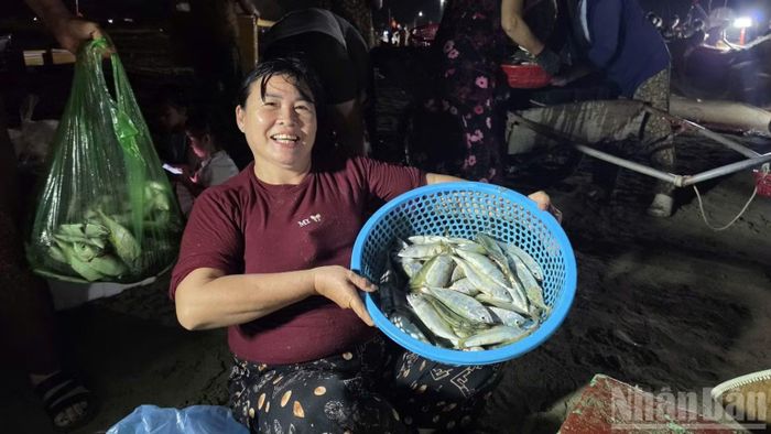 Ngư dân cho biết, cá bạc má sống cách bờ chừng 3-5 hải lý, thường bơi trên mặt nước theo đàn. Tùy theo thời tiết, ngư dân sẽ ra khơi vào 16 giờ chiều và cập bến lúc 2 giờ cùng ngày nên cá rất tươi.