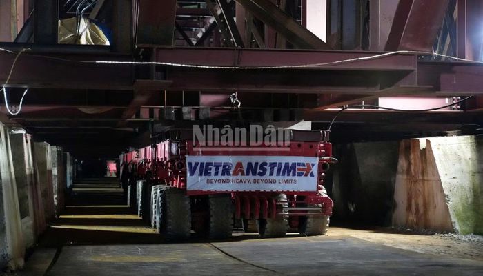 Xe tự hành chuyên dụng dùng để đưa vòm thép xuống sà lan. (Ảnh: Lê Đình Thìn)