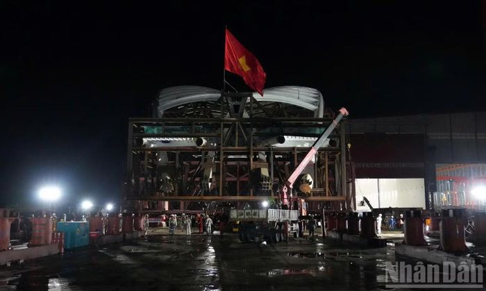 Khối vòm thép nặng 3.400 tấn, dài gần 190 mét, rộng hơn 20 mét. (Ảnh: Lê Đình Thìn)