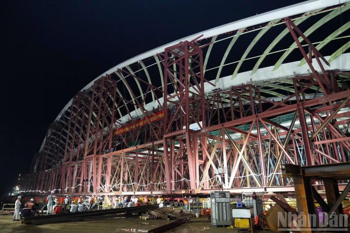 Khối vòm thép trước khi đưa lên sà lan. (Ảnh: Lê Đình Thìn)