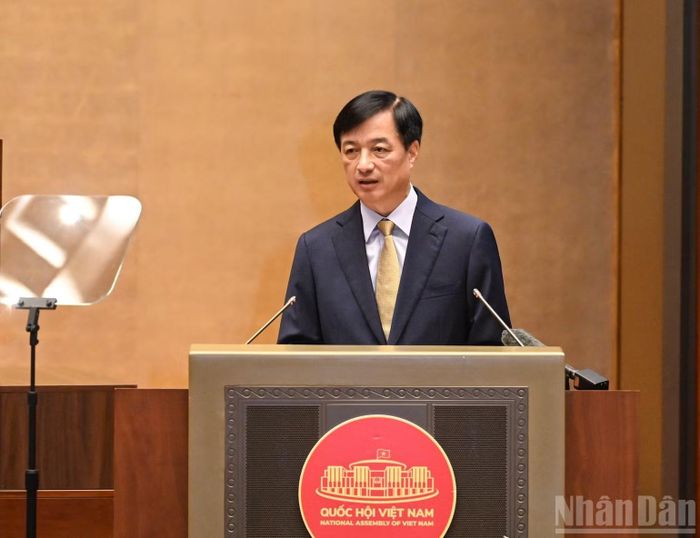 Đồng chí Nguyễn Duy Ngọc truyền đạt Chuyên đề "Những nội dung cốt lõi của ba Nghị quyết về xây dựng Đảng được thông qua tại Hội nghị lần thứ tư Ban Chấp hành Trung ương Đảng khóa XIV". (Ảnh: TRẦN HẢI)