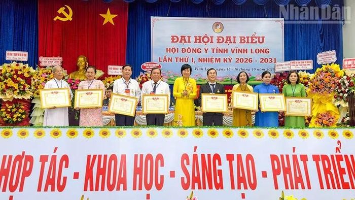 Trao Bằng khen cho các cá nhân có thành tích xuất sắc. (Ảnh: BÁ DŨNG)