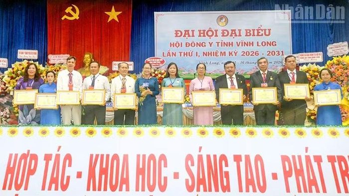 Trao Bằng khen cho các cá nhân có thành tích xuất sắc. (Ảnh: BÁ DŨNG)