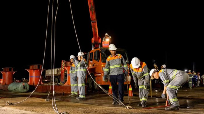 Công ty Đại Dũng phối hợp với các đơn vị chức năng chuẩn bị sà lan để lai dắt cầu vòm thép cùng hệ khung đỡ của cầu đi bộ về khu vực sông Sài Gòn (Ảnh: VÕ LÊ)