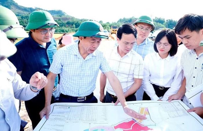 Thực hiện đúng cam kết bàn giao mặt bằng cho nhà đầu tư, Chủ tịch Ủy ban nhân dân tỉnh Điện Biên Lê Văn Lương thường xuyên kiểm tra, đôn đốc tiến độ giải phóng mặt bằng các dự án trọng điểm trên địa bàn phường Điện Biên Phủ. (Ảnh: LÊ LAN)
