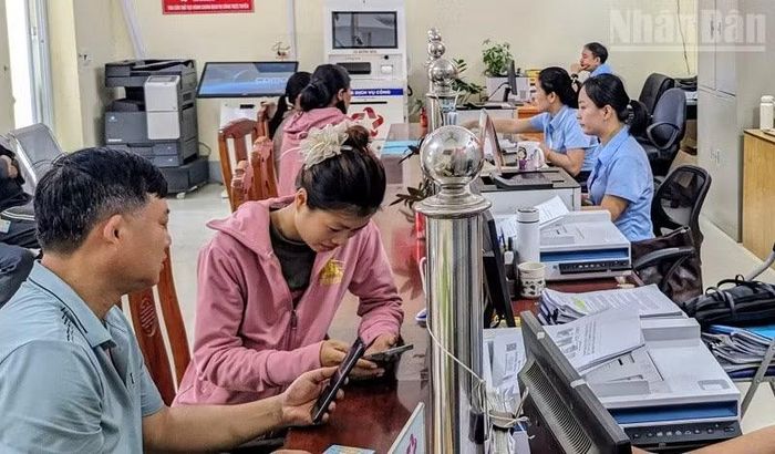 Cán bộ xã Mường Mùn (tỉnh Điện Biên) tiếp nhận và giải quyết thủ tục hành chính trong ngày cho người dân trên địa bàn. (Ảnh: LÊ LAN)