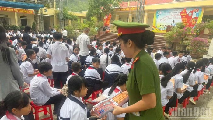 Công an xã Bảo Yên tuyên truyền về phòng, chống ma túy tại các trường học trên địa bàn. (Ảnh: Công an xã Bảo Yên)