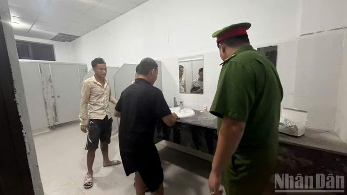 Thực hiện xét nghiệm sàng lọc chất ma túy đối với cán bộ, đảng viên, học sinh, sinh viên, công nhân, người nghỉ hưu, người lao động trên địa bàn xã Bảo Yên. (Ảnh: Công an xã Bảo Yên)