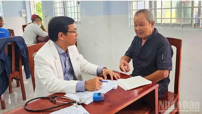 Người dân nên chủ động tham gia bảo hiểm y tế từ sớm để có sự bảo vệ khi cần chăm sóc sức khỏe. (Ảnh: VĂN ÚT)