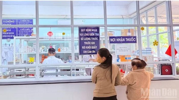 Người tham gia bảo hiểm y tế tự đi khám, chữa bệnh ngoại trú tại một số cơ sở y tế cấp cơ bản và cấp chuyên sâu sẽ được quỹ bảo hiểm y tế thanh toán 50% mức hưởng đối với các bệnh, nhóm bệnh trước đây chưa được thanh toán. (Ảnh: VĂN ÚT)