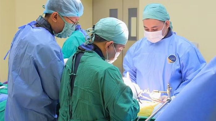 Ê-kíp phẫu thuật phối hợp Ngoại Thần kinh và Gây mê hồi sức. (Ảnh: Bệnh viện cung cấp)