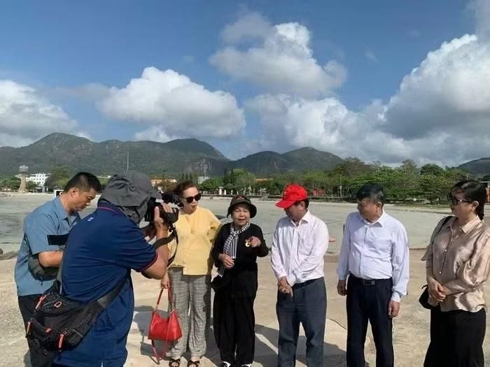 Đoàn làm phim tài liệu "Đồng chí Trần Trọng Tân - Giữ trọn lòng son" tại một buổi quay ghi hình phỏng vấn. (Ảnh: TFS)