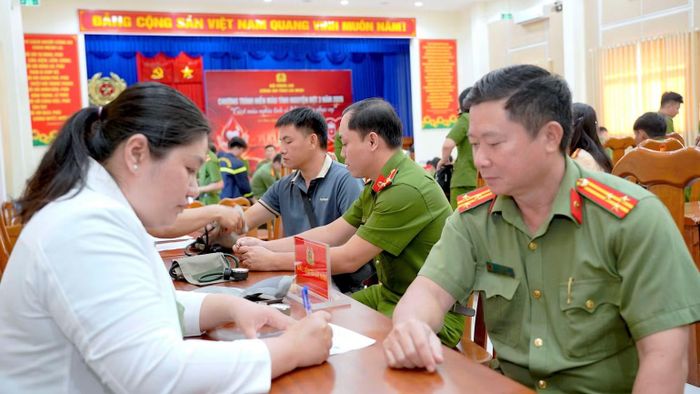 Chương trình hiến máu tình nguyện đợt 3 thu hút đông đảo cán bộ, chiến sĩ Công an Cà Mau và người dân tham gia. (Ảnh: HỮU ĐỆ)