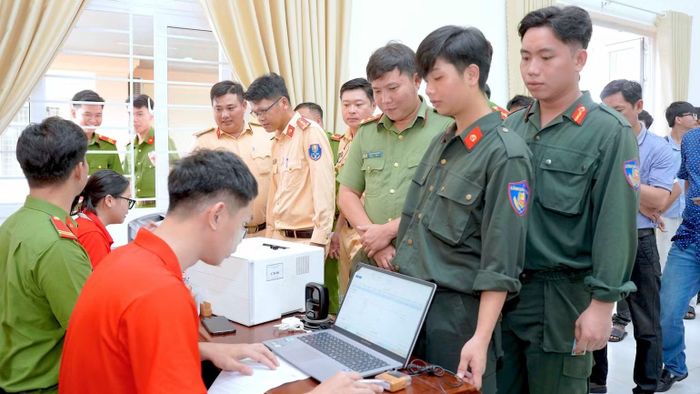 Các khâu tiếp nhận, kiểm tra sức khỏe và lấy máu được tổ chức khoa học, đúng quy trình, tạo điều kiện thuận lợi cho người tham gia. (Ảnh: HỮU ĐỆ)