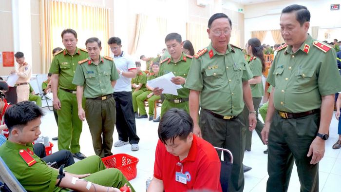 Thiếu tướng Hồ Việt Triều (bìa phải) cùng lãnh đạo Công an tỉnh Cà Mau trực tiếp đến kiểm tra, thăm hỏi và động viên khích lệ cán bộ, chiến sĩ tham gia Chương trình hiến máu tình nguyện. (Ảnh: HỮU ĐỆ)