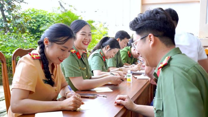 Tuổi trẻ Công an Cà Mau tham gia hiến máu chung tay vì sức khỏe cộng đồng. (Ảnh: HỮU ĐỆ)