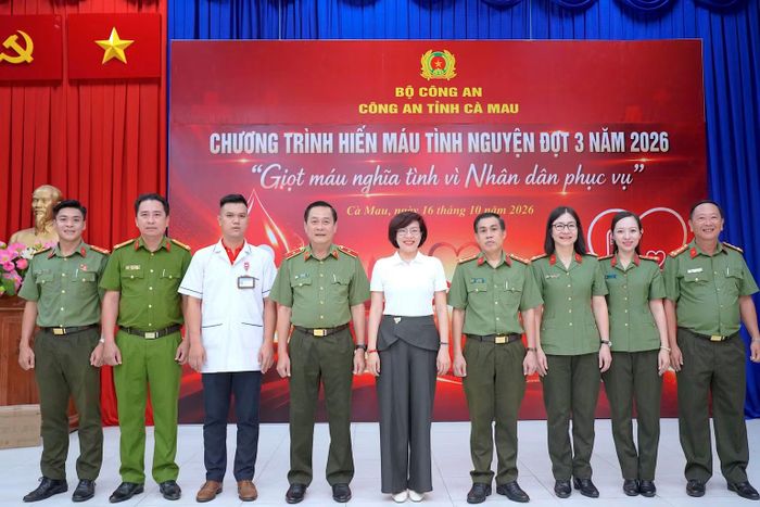 Lãnh đạo Công an tỉnh Cà Mau cùng các đại biểu và đơn vị phối hợp chụp ảnh lưu niệm tại Chương trình. (Ảnh: HỮU ĐỆ)