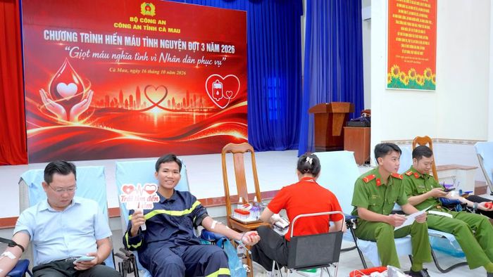 Tuổi trẻ Cà Mau hăng hái hiến máu cứu người với tinh thần “Một giọt máu cho đi-Một cuộc đời ở lại”. (Ảnh: HỮU ĐỆ)