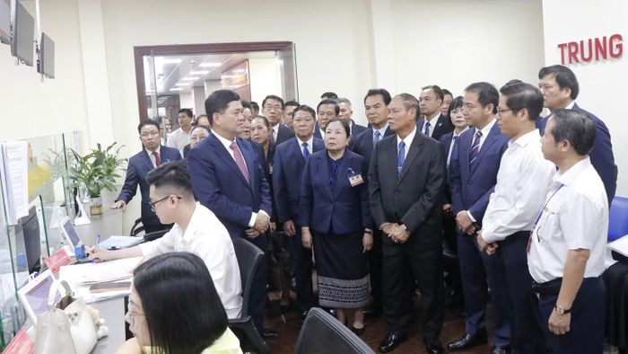 Đoàn đã tới tham quan thực tế Trung tâm Phục vụ hành chính công phường Kinh Bắc. (Ảnh: TT)
