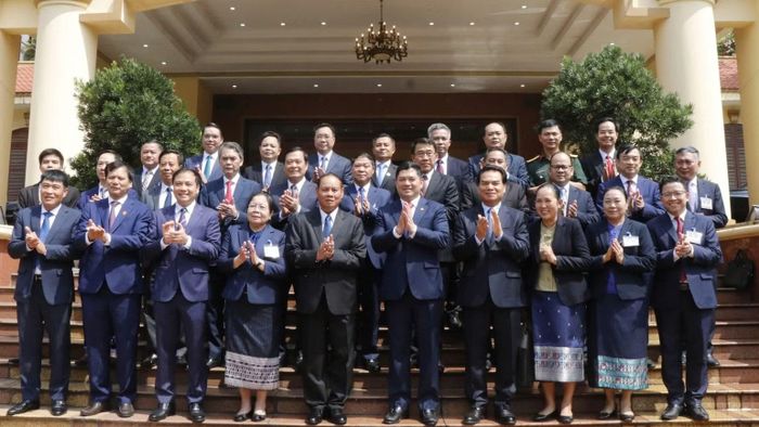 Đoàn đại biểu cấp cao Đảng Nhân dân Cách mạng Lào chụp ảnh lưu niệm cùng các đồng chí lãnh đạo thành phố Bắc Ninh. (Ảnh: TT)