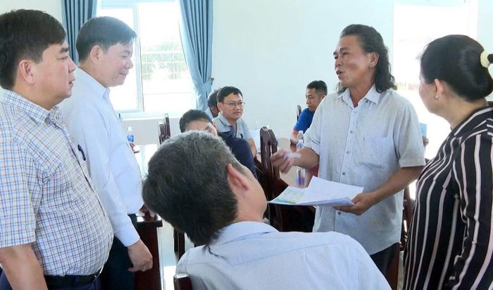 Ngư dân thắc mắc, kiến nghị với lãnh đạo xã Long Hải và ngành chức năng. (Ảnh: Ủy ban nhân dân xã Long Hải cung cấp)