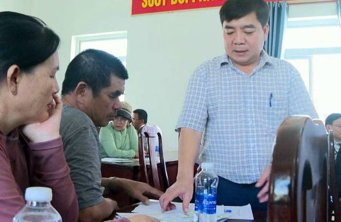 Ông Nguyễn Minh Tâm, Phó Chủ tịch Ủy ban nhân dân xã Long Hải hướng dẫn người dân về chống IUU.(Ảnh: Ủy ban nhân dân xã Long Hải cung cấp)