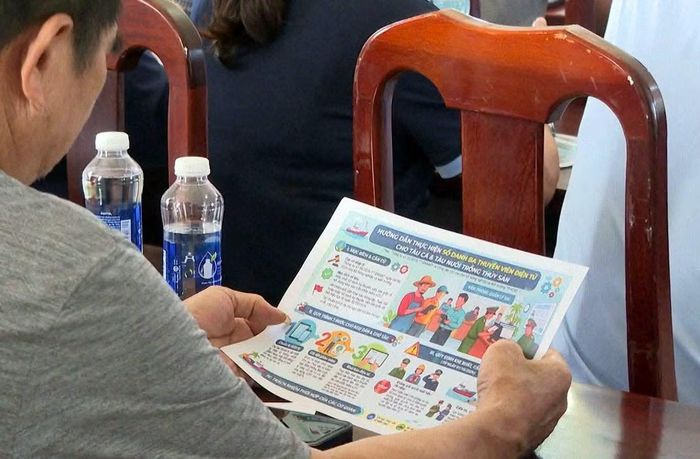 Ngư dân xã Long Hải đọc khuyến cáo, cảnh báo liên quan đến IUU. (Ảnh: Ủy ban nhân dân xã Long Hải cung cấp)