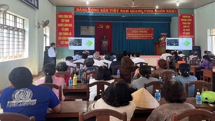 Đại diện đơn vị tư vấn báo cáo thông qua Quy hoạch bảo quản, tu bổ, phục hồi Di tích quốc gia đặc biệt Đồng Khởi Bến Tre. (Ảnh: HOÀNG TRUNG)