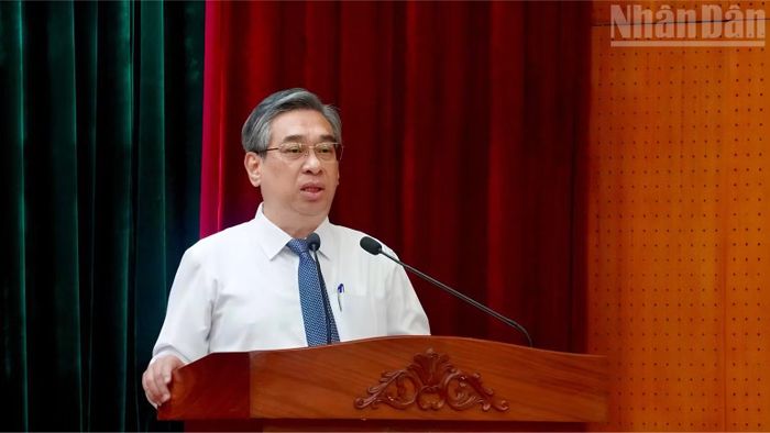 Đồng chí Nguyễn Phước Lộc, Ủy viên Trung ương Đảng, Phó Bí thư Thành ủy, Chủ tịch Ủy ban Mặt trận Tổ quốc Việt Nam Thành phố phát biểu giao nhiệm vụ.
