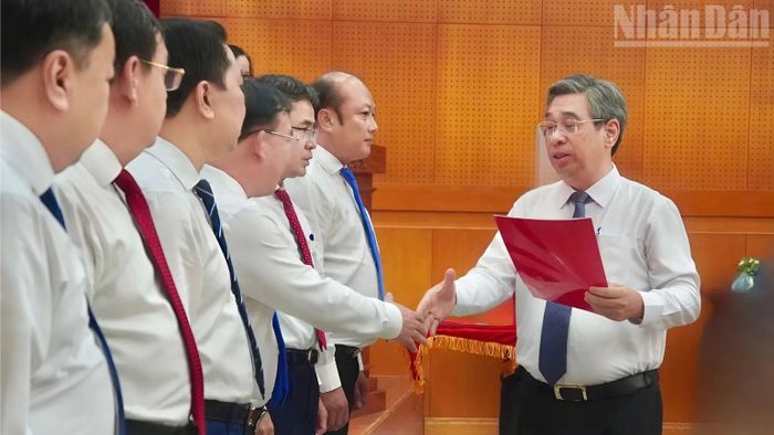 Đồng chí Nguyễn Phước Lộc, Ủy viên Trung ương Đảng, Phó Bí thư Thành ủy, Chủ tịch Ủy ban Mặt trận Tổ quốc Việt Nam Thành phố trao các quyết định.