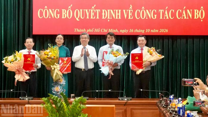 Đồng chí Nguyễn Phước Lộc, Ủy viên Trung ương Đảng, Phó Bí thư Thành ủy, Chủ tịch Ủy ban Mặt trận Tổ quốc Việt Nam Thành phố trao các quyết định điều động cán bộ.