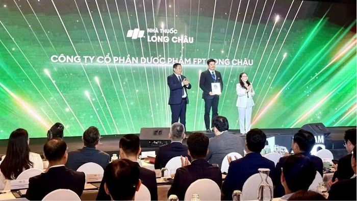 Hệ thống Nhà thuốc và Tiêm chủng Long Châu nhận chứng nhận Top 50 Doanh nghiệp Dẫn đầu về ESG Việt Nam 2026. (Ảnh: HOÀNG KHÁNH)