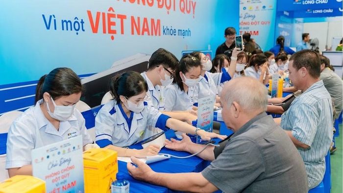 Triển khai các hoạt động chăm sóc sức khỏe của người dân. (Ảnh: NGÔ LỘC)