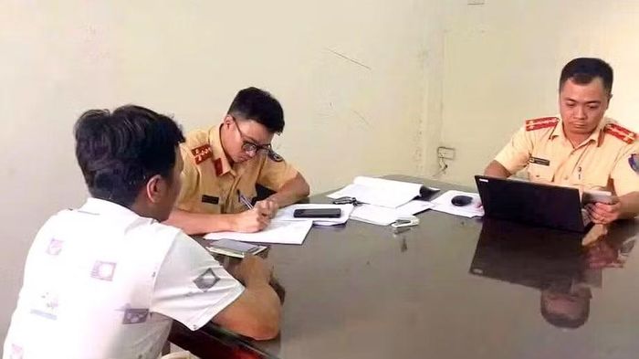 Xử phạt hành vi chở khách thu tiền trái quy định. (Ảnh: Công an tỉnh Thanh Hóa)