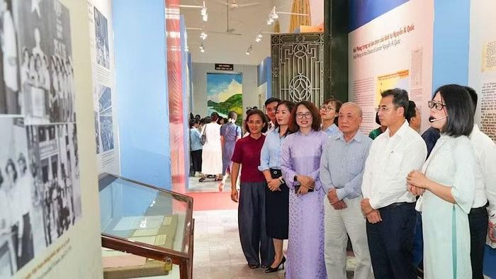 Các đại biểu tham quan trưng bày chuyên đề “80 năm - Hải Phòng khắc ghi lời Bác”. (Ảnh: ĐÀM THANH)