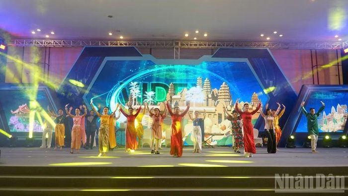 Đoàn văn công Quân khu 9 trình diễn tiết mục văn nghệ giao lưu các điệu múa truyền thống hai nước. (Ảnh: Bộ Quốc phòng)