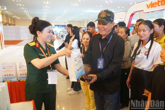 Ban tổ chức trao nhiều phần quà tặng người dân Campuchia tham quan hội chợ.