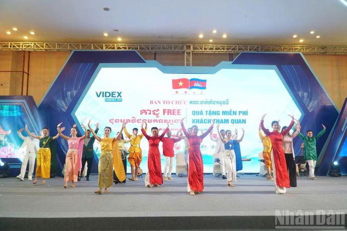 Đoàn văn công Quân khu 9 trình diễn tiết mục văn nghệ giao lưu các điệu múa truyền thống hai nước.
