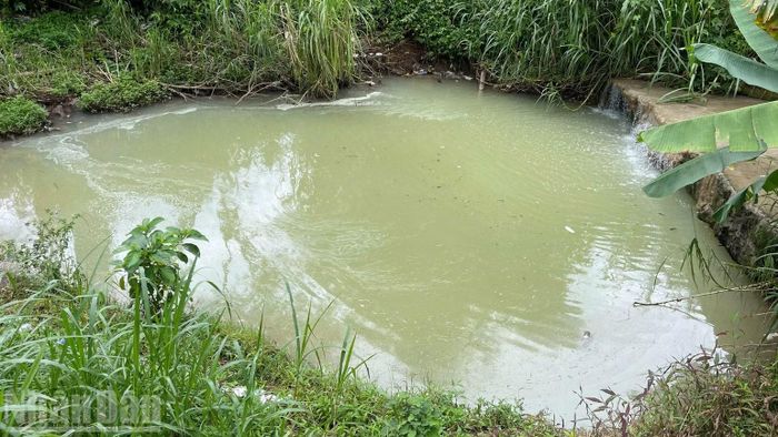 Thời điểm sáng 7/9/2026, nước thải đổ xuống hồ Ea Trum có màu đục và có bọt nổi trên mặt nước. (Ảnh: CÔNG LÝ)