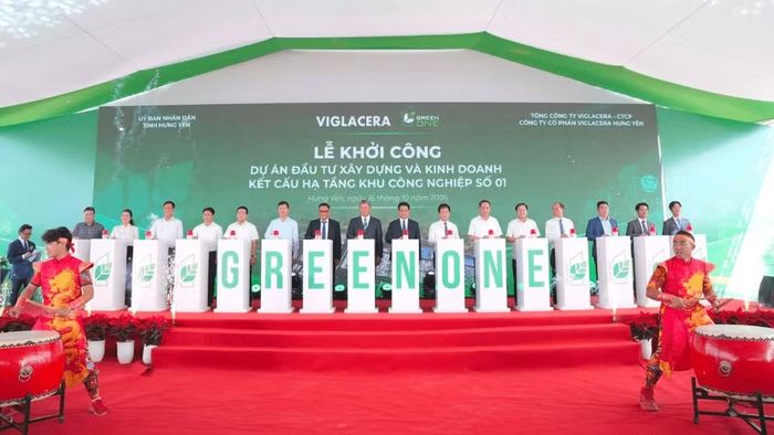 Các đại biểu nhấn nút khởi công dự án. (Ảnh: Ban tổ chức)