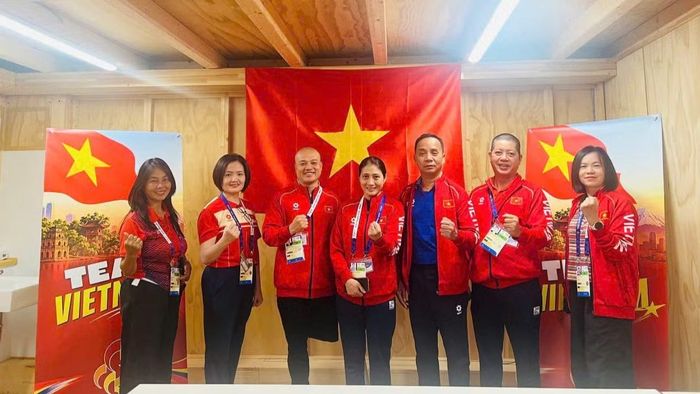 Lãnh đạo đoàn cổ vũ đội tuyển bóng bàn người khuyết tật Việt Nam. (Ảnh: HOÀI THU)
