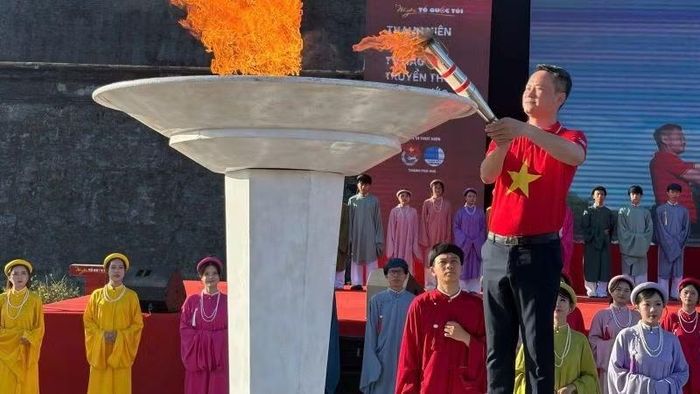  Nghi thức châm lửa khởi động Hành trình “Tôi yêu Tổ quốc tôi” năm 2026 tại Quảng trường Ngọ Môn-Đại Nội Huế. (Ảnh: Th.Đoàn) 