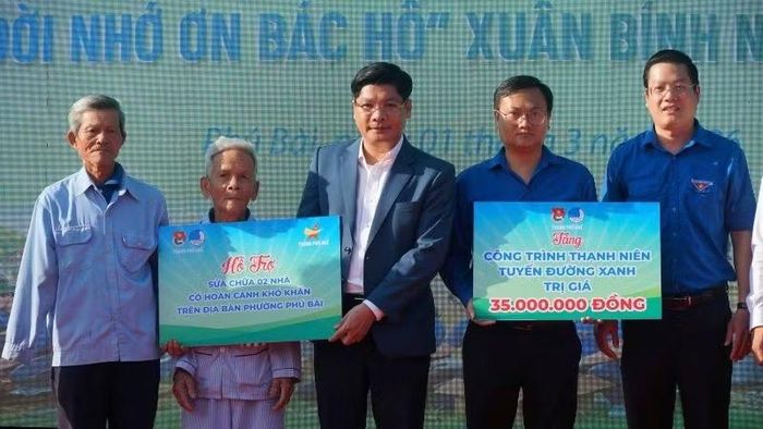 Lãnh đạo phố trao biển hỗ trợ sửa chữa nhà ở các gia đình chính sách khó khăn và công trình thanh niên “Ánh sáng nông thôn mới”. (Ảnh: Th.Đoàn)