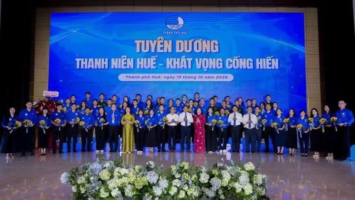 Tại chương trình tuyên dương “Thanh niên Huế-Khát vọng cống hiến” với chủ đề “Thanh xuân tiếp bước-Khát vọng vươn xa”. (Ảnh: Th.Trang)