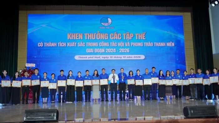 Lãnh đạo Thành ủy Huế trao Bằng khen cho các tập thể được tuyên dương tại Chương trình “Thanh niên Huế-Khát vọng cống hiến”. (Ảnh: Th.Trang)
