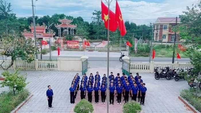 Tuổi trẻ thành phố Huế đồng loạt tổ chức lễ chào cờ với chủ đề “Tôi yêu Tổ quốc tôi”. (Ảnh: Th.Đoàn)