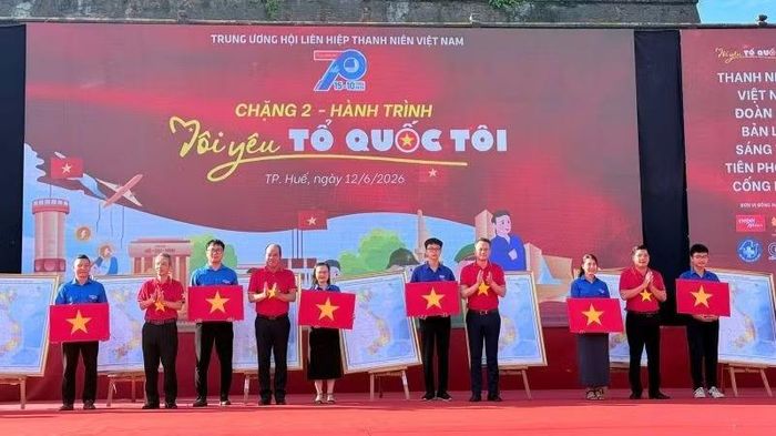 Trung ương Hội Liên hiệp thanh niên Việt Nam trao tặng 12 bản đồ Việt Nam và cờ Tổ quốc tới các xã biên giới đất liền và hải đảo trên địa bàn thành phố Huế. (Ảnh: Th.Đoàn)