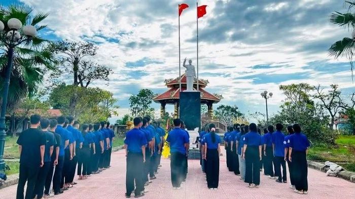 Tuổi trẻ Huế cùng hướng về Tổ quốc trong ngày Tết Độc lập 2/9. (Ảnh: Th.Đoàn)